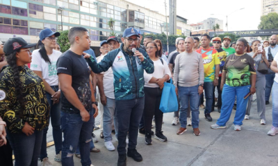 El alcalde Farith Fraija y el muralista Gabriel Castro durante la inauguración del mural en Parque Residencial Los Coquitos.