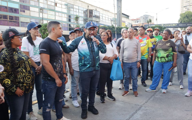 El alcalde Farith Fraija y el muralista Gabriel Castro durante la inauguración del mural en Parque Residencial Los Coquitos.