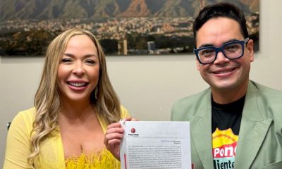 Osman Aray y Ana Cecilia Leal durante la firma del contrato para la nueva temporada de ¡Se pone caliente!.