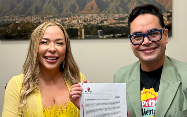Osman Aray y Ana Cecilia Leal durante la firma del contrato para la nueva temporada de ¡Se pone caliente!.