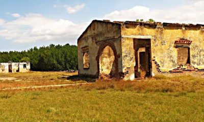 Vestigios de las antiguas edificaciones del leprocomio en la Isla Providencia, Lago de Maracaibo.