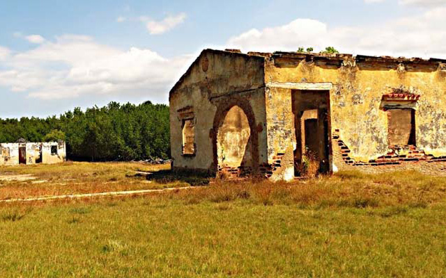 Vestigios de las antiguas edificaciones del leprocomio en la Isla Providencia, Lago de Maracaibo.
