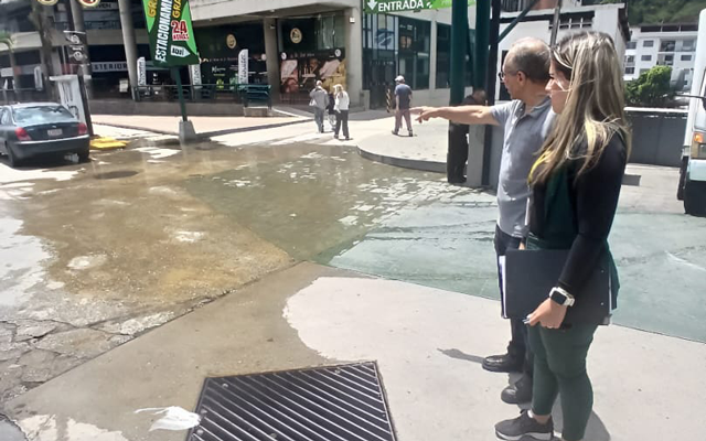 Técnicos de la División de Ambiente retiran sedimentos de la salida de agua junto al Club de Campo.