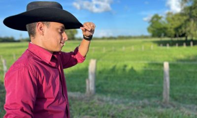 Juan Carlos Núñez en la grabación de "Al Rey de Todos los Tiempos," reflejando su pasión por la música llanera.