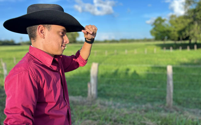 Juan Carlos Núñez en la grabación de "Al Rey de Todos los Tiempos," reflejando su pasión por la música llanera.