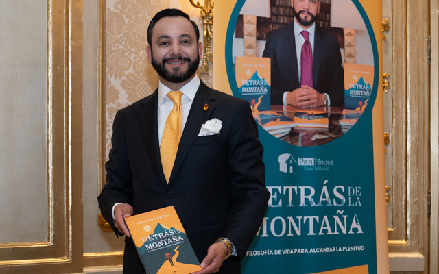 Cándido Ramírez en una presentación de su libro, llevando un mensaje de esperanza y superación en el lanzamiento europeo