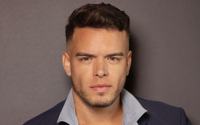 Omar Alonzzo durante el lanzamiento de ELEVA Podcast en Miami World Center, junto a personalidades del ámbito artístico y empresarial.