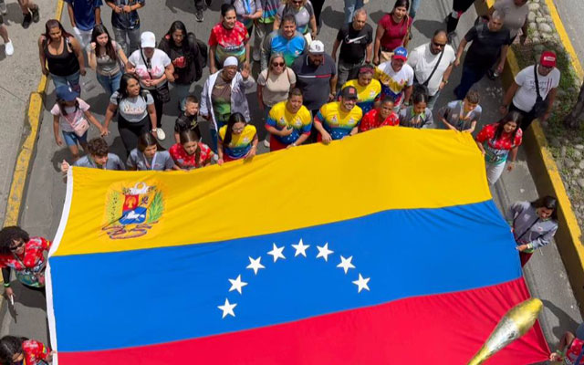 “Desfile inaugural de los XIX Juegos Comunales Guaicaipuro 2025, donde los jóvenes brillan con su talento.”