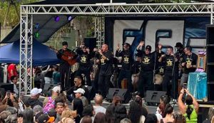 El alcalde Farith Fraija compartió escenario con las agrupaciones durante la “Bajada del Furro” en Los Teques.