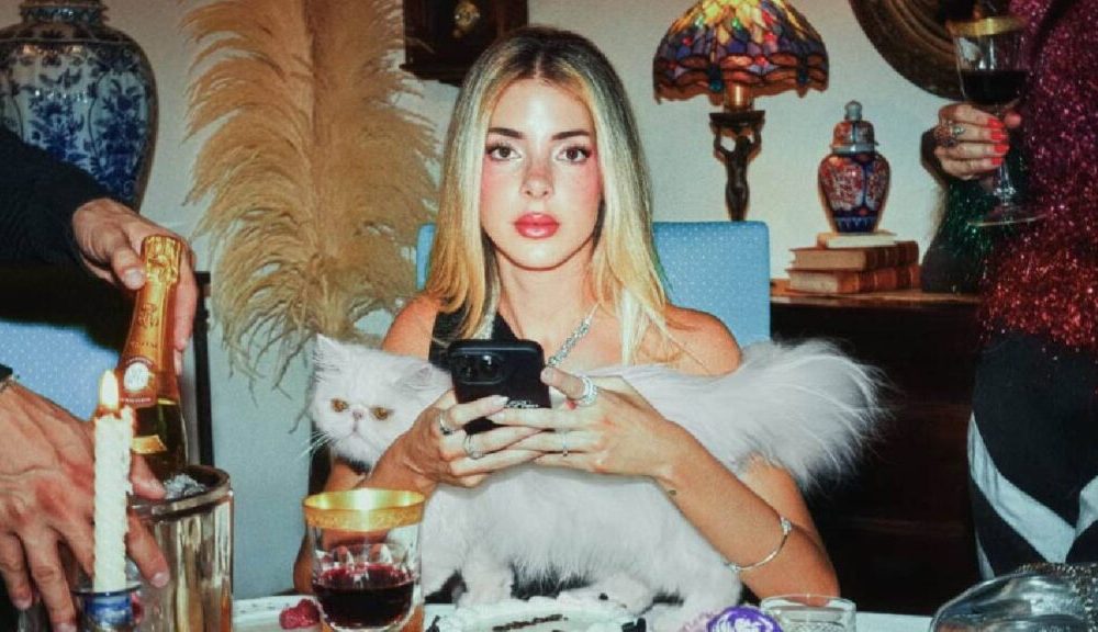 Corina Smith lanza su nuevo álbum «menos triste más mami»