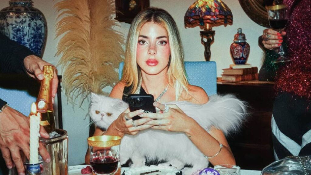 Corina Smith lanza su nuevo álbum «menos triste más mami»