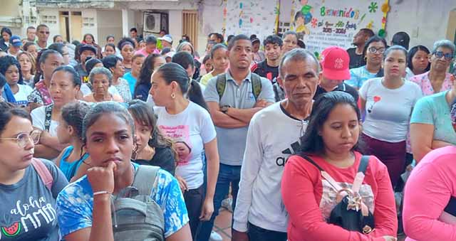 Representantes del Colegio La Coromoto exigen reparaciones urgentes ante el deterioro de las instalaciones en Petare