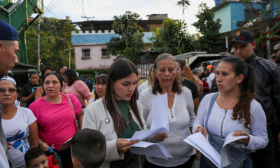 La alcaldesa Jennifer Mujica dialoga con líderes comunales tras el anuncio de la partida presupuestaria.