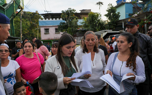 La alcaldesa Jennifer Mujica dialoga con líderes comunales tras el anuncio de la partida presupuestaria.