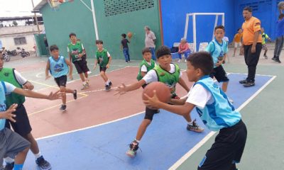 El equipo de El Nacional levanta el trofeo de campeón tras su victoria en los Juegos Comunales 2025