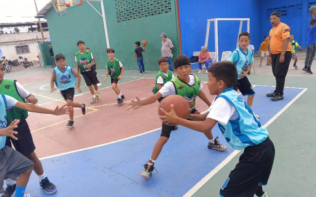 El equipo de El Nacional levanta el trofeo de campeón tras su victoria en los Juegos Comunales 2025