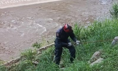 Bomberos de Caracas rescatan cadáver en el río Guaire