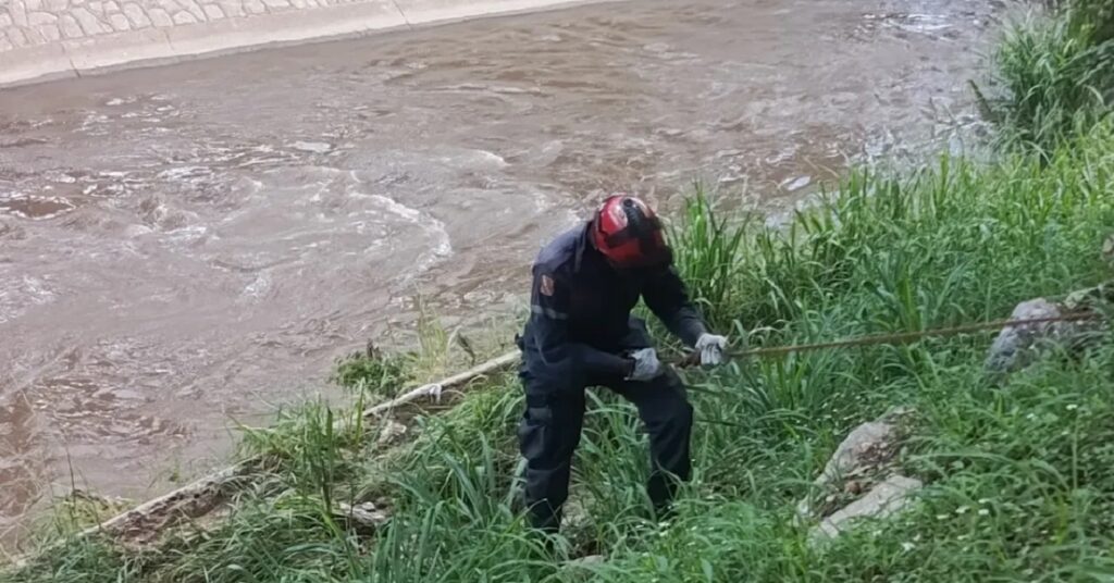 Bomberos de Caracas rescatan cadáver en el río Guaire