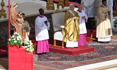 El Papa León XIV durante la misa de canonización de Carlo Acutis y Pier Giorgio Frassati en la Plaza de San Pedro