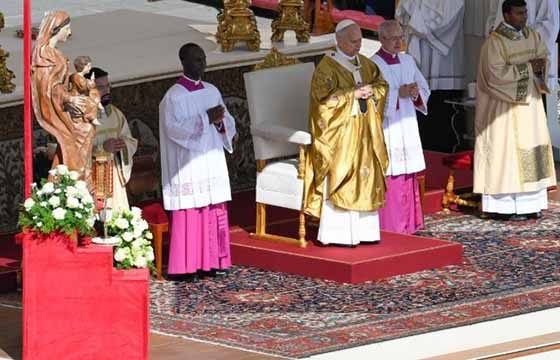 El Papa León XIV durante la misa de canonización de Carlo Acutis y Pier Giorgio Frassati en la Plaza de San Pedro