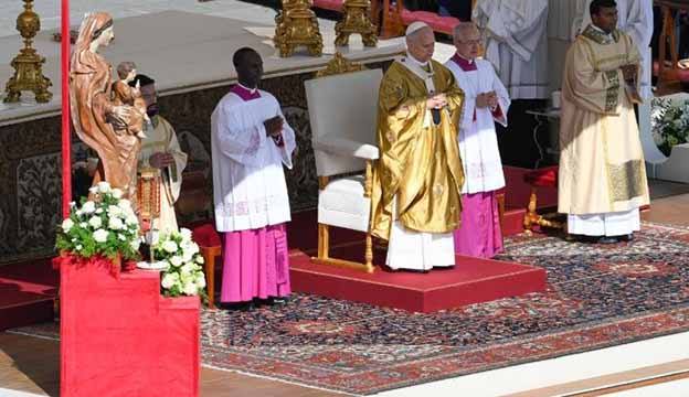 El Papa León XIV durante la misa de canonización de Carlo Acutis y Pier Giorgio Frassati en la Plaza de San Pedro