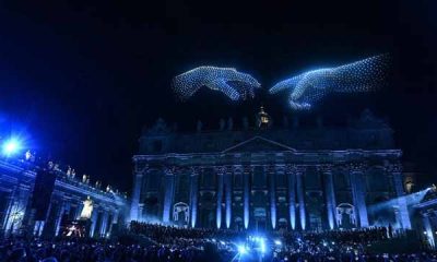La cúpula de San Pedro iluminada por 3.000 drones durante «Grace for the World», evento que clausuró el Encuentro Mundial sobre la Fraternidad Humana.