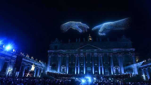 La cúpula de San Pedro iluminada por 3.000 drones durante «Grace for the World», evento que clausuró el Encuentro Mundial sobre la Fraternidad Humana.