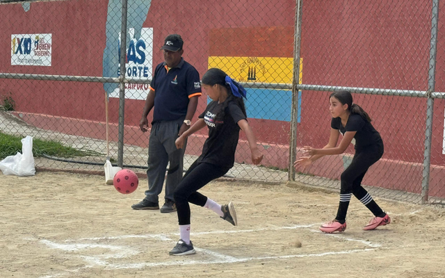 El Garabato ejecuta un remate en el partido de fútbol sala.