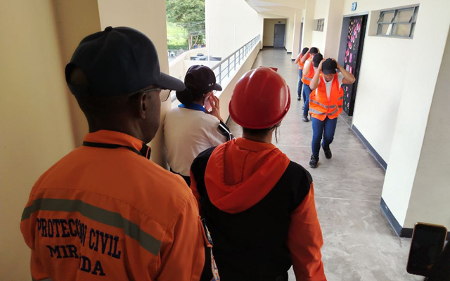 La comunidad de Guaicaipuro participa activamente en simulacros de evacuación para enfrentar emergencias sísmicas.