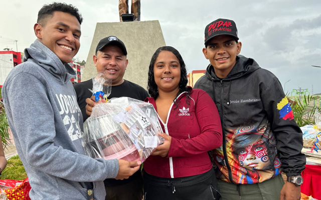 Jóvenes emprendedores reciben kits productivos en el urbanismo El Chorrito, Los Teques, impulsando la economía local.