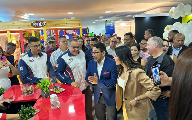 El alcalde de Guaicaipuro, Farith Fraija, durante la inauguración de la Expo Guaicaipuro Potencia 2025, rodeado de autoridades y expositores locales.