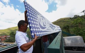 Personal de la Alcaldía de Carrizal desmonta vallas publicitarias ilegales sobre pasarelas de la vía Panamericana