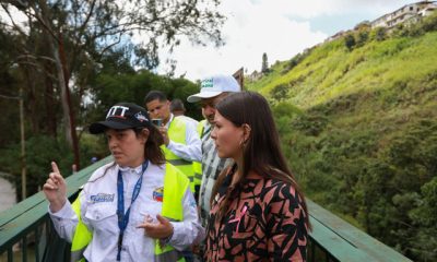 Personal de la Alcaldía de Carrizal desmonta vallas publicitarias ilegales sobre pasarelas de la vía Panamericana, cumpliendo con la Ley del INTT.