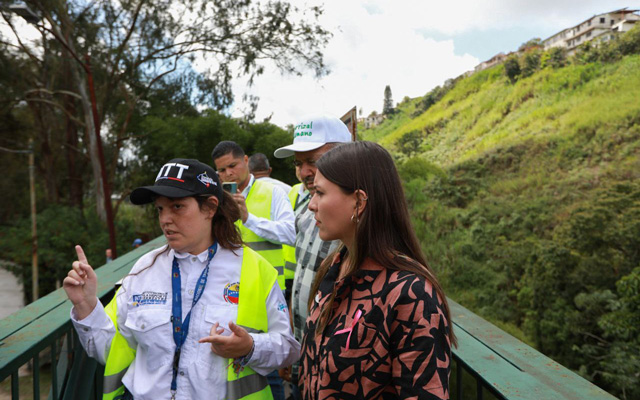 Personal de la Alcaldía de Carrizal desmonta vallas publicitarias ilegales sobre pasarelas de la vía Panamericana, cumpliendo con la Ley del INTT.
