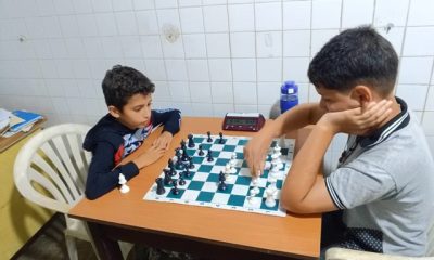 Camila Orellana y Ángel García reciben sus medallas tras ganar las finales de ajedrez infantil en los Juegos Comunales Guaicaipuro 2025