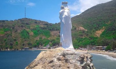 Vista panorámica de la bahía de Chichiriviche de la Costa, joya natural del litoral central venezolano.