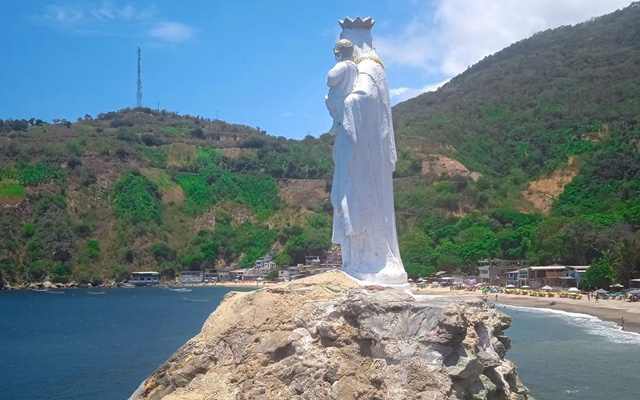 Vista panorámica de la bahía de Chichiriviche de la Costa, joya natural del litoral central venezolano.