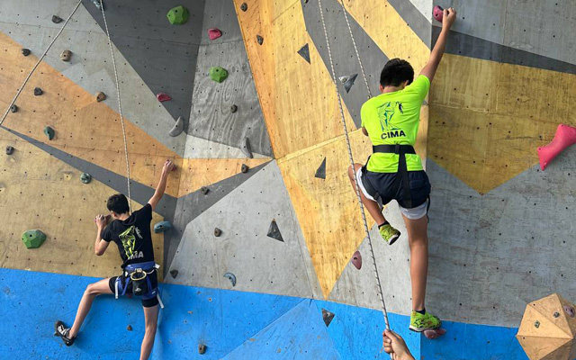 Atletas y aprendices participan en la escalada deportiva en la pared del Parque Cacique Conopoima de Los Teques.