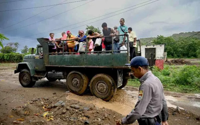 Autoridades cubanas evacúan comunidades costeras ante la llegada del huracán Melissa, que avanza con vientos de casi 200 km/h sobre el Caribe.