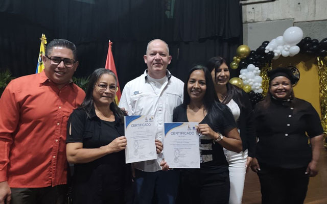 La certificación de emprendedores se llevó a cabo en un evento emotivo con la participación de autoridades locales.