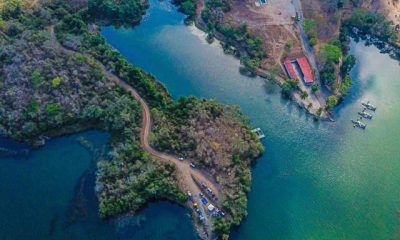 Vista panorámica del Parque Embalse Cumaripa, donde el verde de la selva se funde con el azul profundo del reservorio yaracuyano.