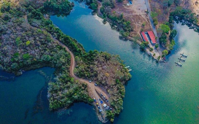 Vista panorámica del Parque Embalse Cumaripa, donde el verde de la selva se funde con el azul profundo del reservorio yaracuyano.