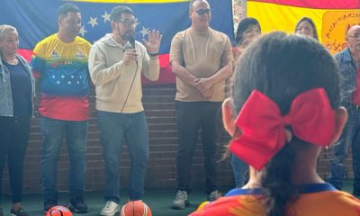 El alcalde Farith Fraija, junto a estudiantes y miembros de la comunidad, durante la entrega de la cancha renovada en el Liceo Francisco de Miranda.