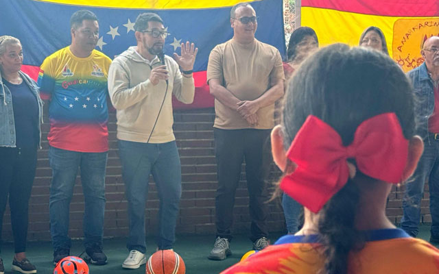 El alcalde Farith Fraija, junto a estudiantes y miembros de la comunidad, durante la entrega de la cancha renovada en el Liceo Francisco de Miranda.