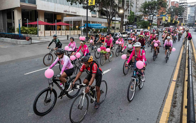 Participantes de “La Ruta de Lola” recorren Caracas en apoyo a la detección temprana del cáncer de mama.