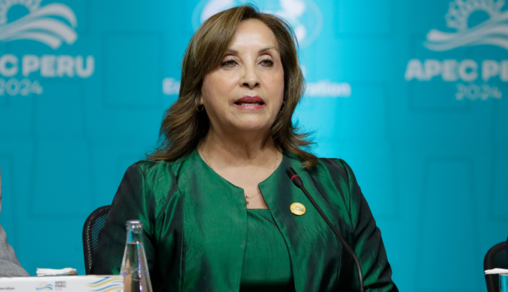 Fiscalía de Perú solicita impedir la salida del país a Dina Boluarte
