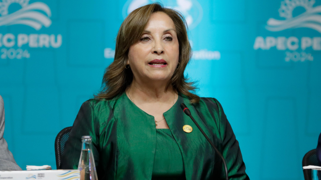 Fiscalía de Perú solicita impedir la salida del país a Dina Boluarte