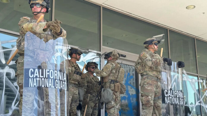 Jueza federal bloquea plan de Trump para enviar tropas a Oregón