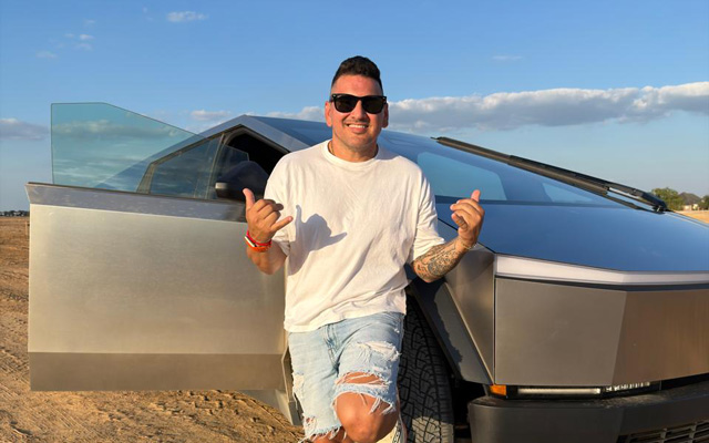 Richard Guerrero durante el lanzamiento de La Ruta Genius, proyecto que recorrerá Estados Unidos para inspirar a la comunidad latina.