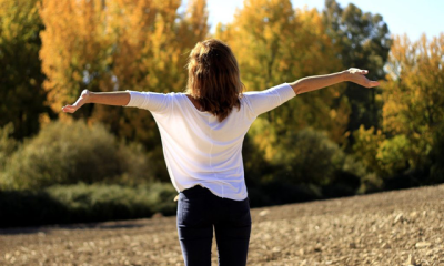 Persona realizando respiración consciente en su espacio de trabajo. Mantener la calma es clave para la salud mental.